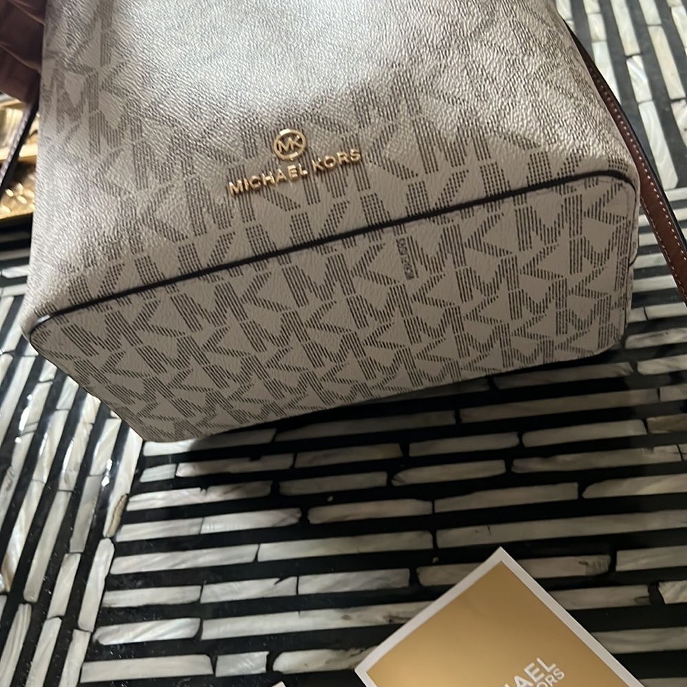 Authentic ❤️Sold❤️Michael kors SURI bag - Picture 7 of 7